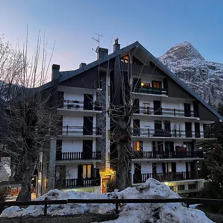 Nyaraló Incantevole In Centro A Courmayeur